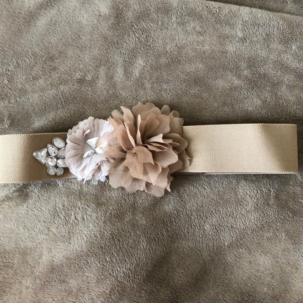NY & Company stretchy belt with flower accents